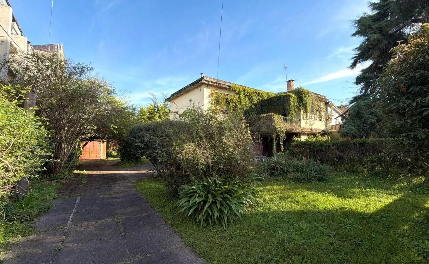 Casa en Venta en Av. Aconquija al 1800, amplio terreno 2