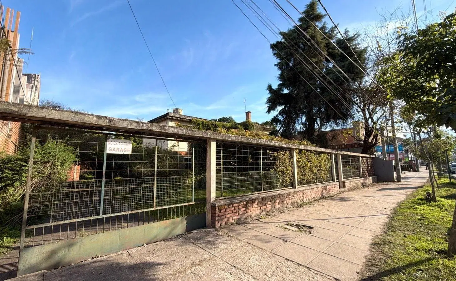 Casa en Venta en Av. Aconquija al 1800, amplio terreno 3