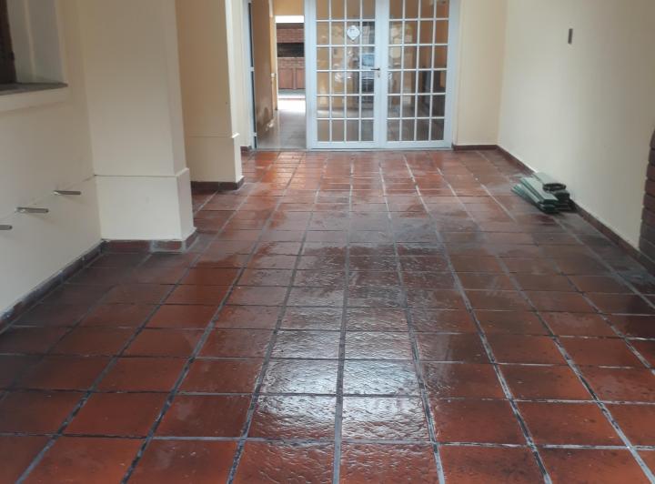 Dueño vende/ permuta casa grande arroyito 5