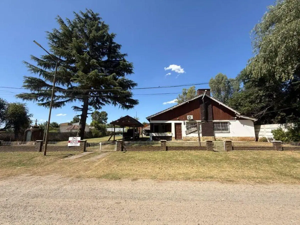 Casa 3 dorm. Con Pileta, Quincho, Galpón y Taller. - General Belgrano. En Calle 64 e/ 141 y 143 2