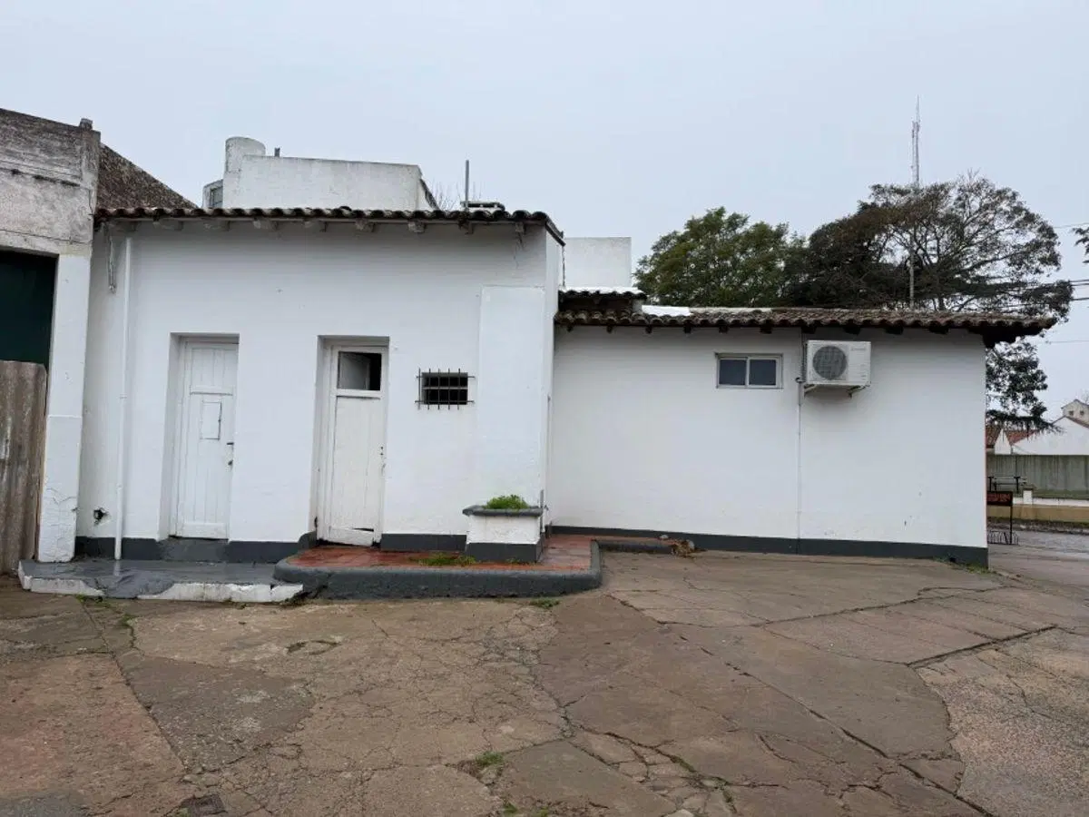 Esquina Comercial céntrica de 425 m2 con Local y Oficinas - General Belgrano, Céntro. 4