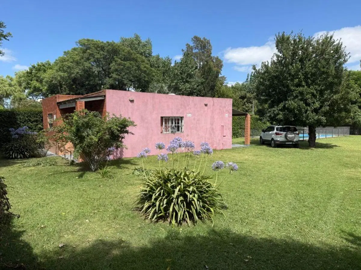 Casa 2 dorm. Con pileta – Calle 131 N° 344 e/ 54 y 56, Barrio Parque – General Belgrano. 1