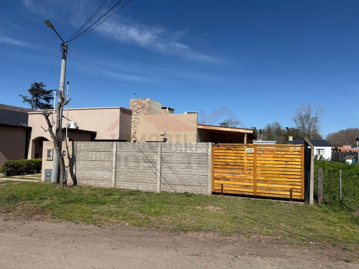 Foto de Casa 1 dormitorio Con pileta. - Calle 60 e/ Las Tropas y 135, Barrio, imagen 2