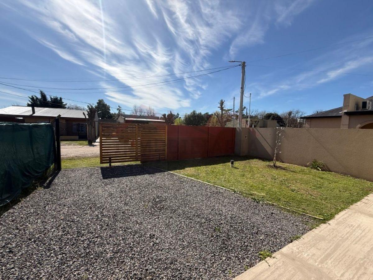 Foto de Casa 1 dormitorio Con pileta. - Calle 60 e/ Las Tropas y 135, Barrio, imagen 5