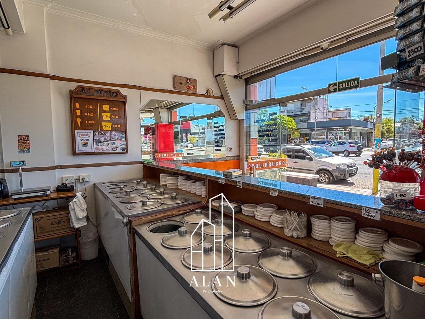 Foto de LOCAL COMERCIAL EN IMPORTANTE ESQUINA 45 M2, imagen 3