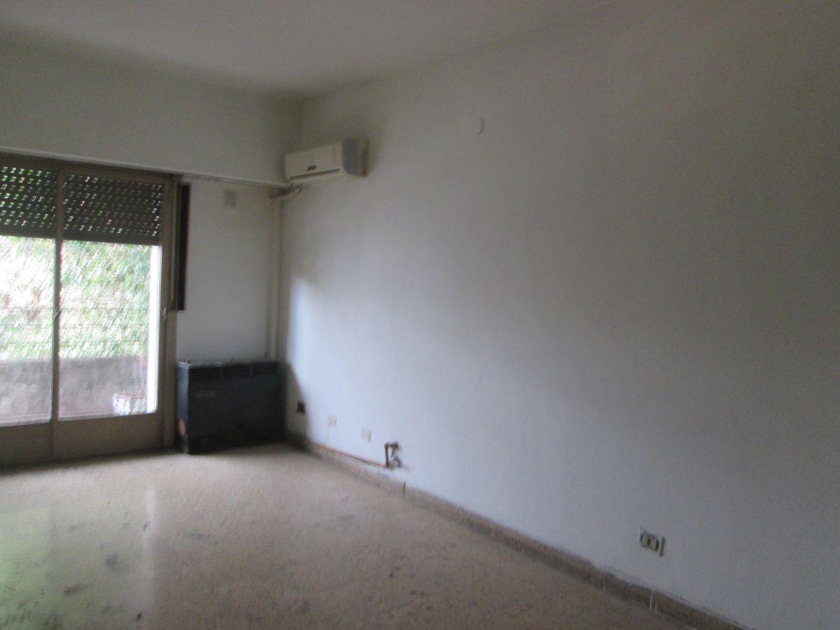 Foto de PISO UNICO 3 AMB. (1ero x escalera) patio terraza propia, imagen 2