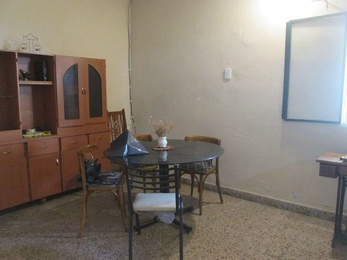 6 amb. (2 p.h juntos) ( para 2 flias) 2 cocinas 2 baños fondo libre 1