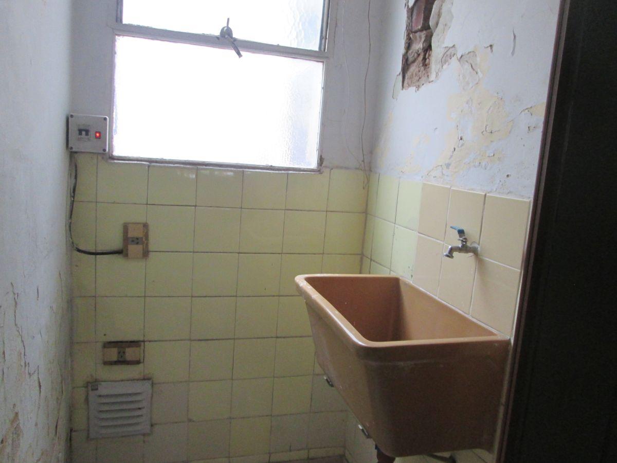 Foto de P.H. 2 AMB. CALLE ( A REFACCIONAR )COCINA Y LAV. (APARTE), imagen 4