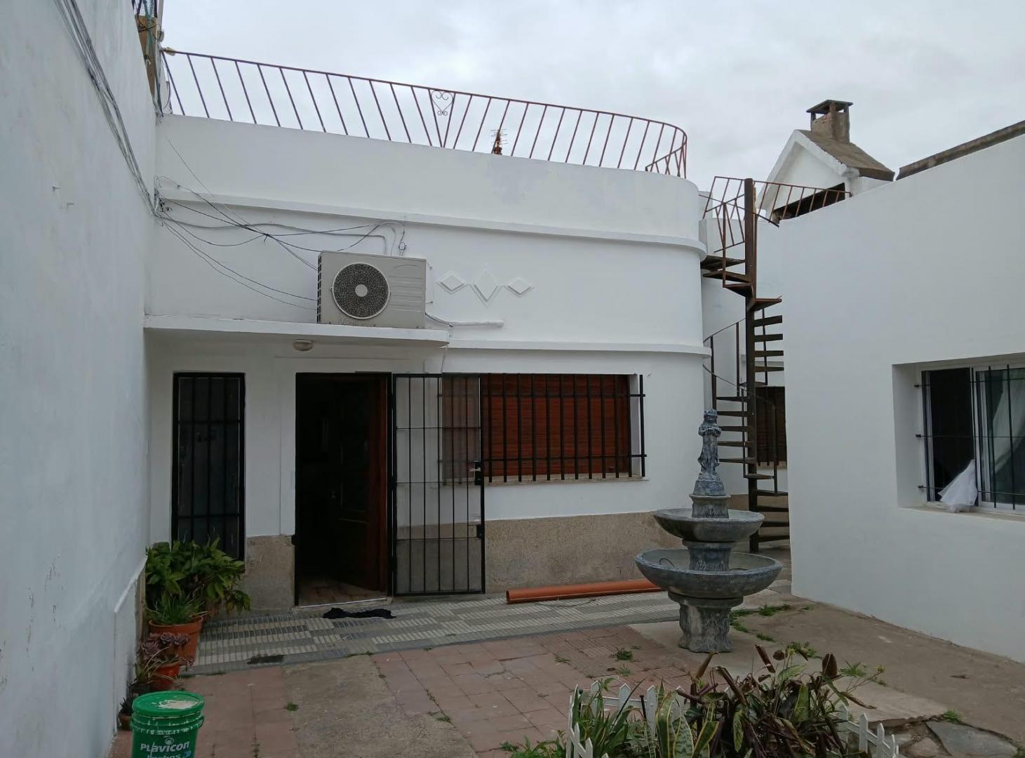 Alquilo casa interna , de dos dormitorios remodelada a 6 cuadras del centro