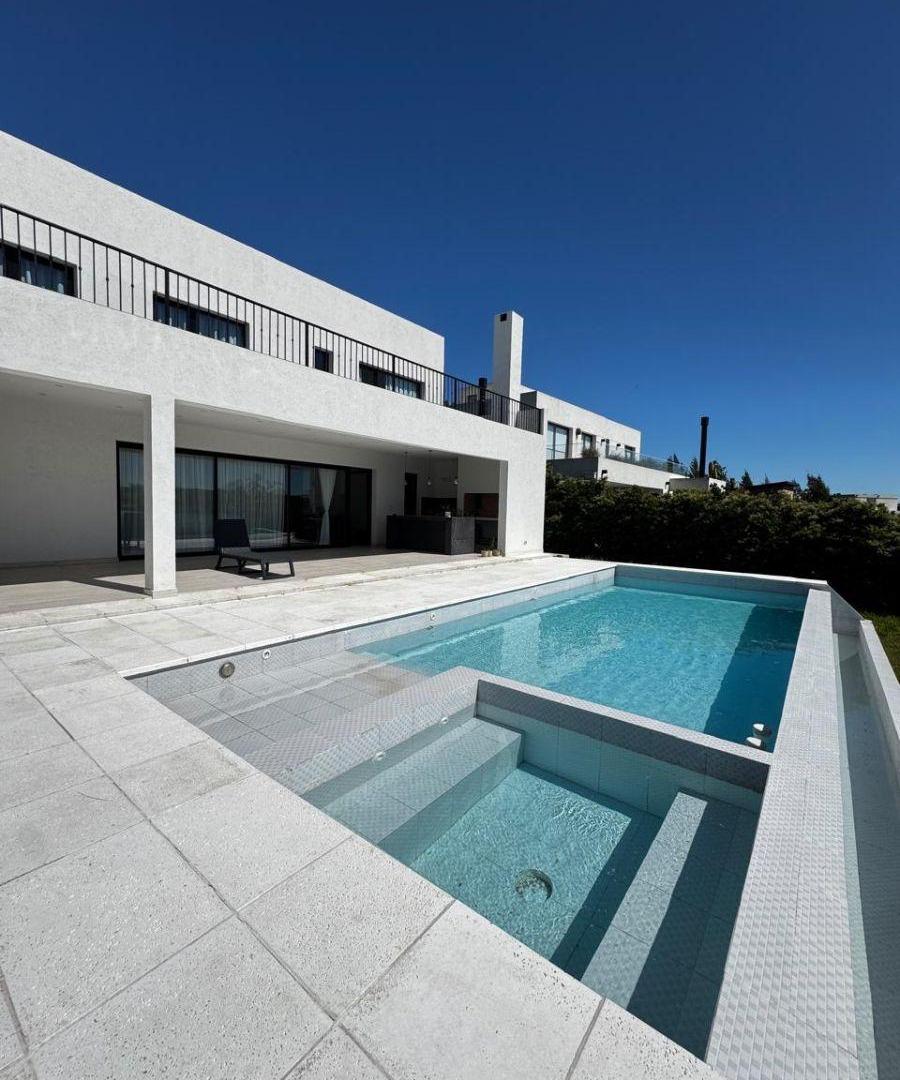 Foto de Alquiler Casa 6 Ambientes a la Laguna El Naudir aguas privadas Escobar, imagen 2