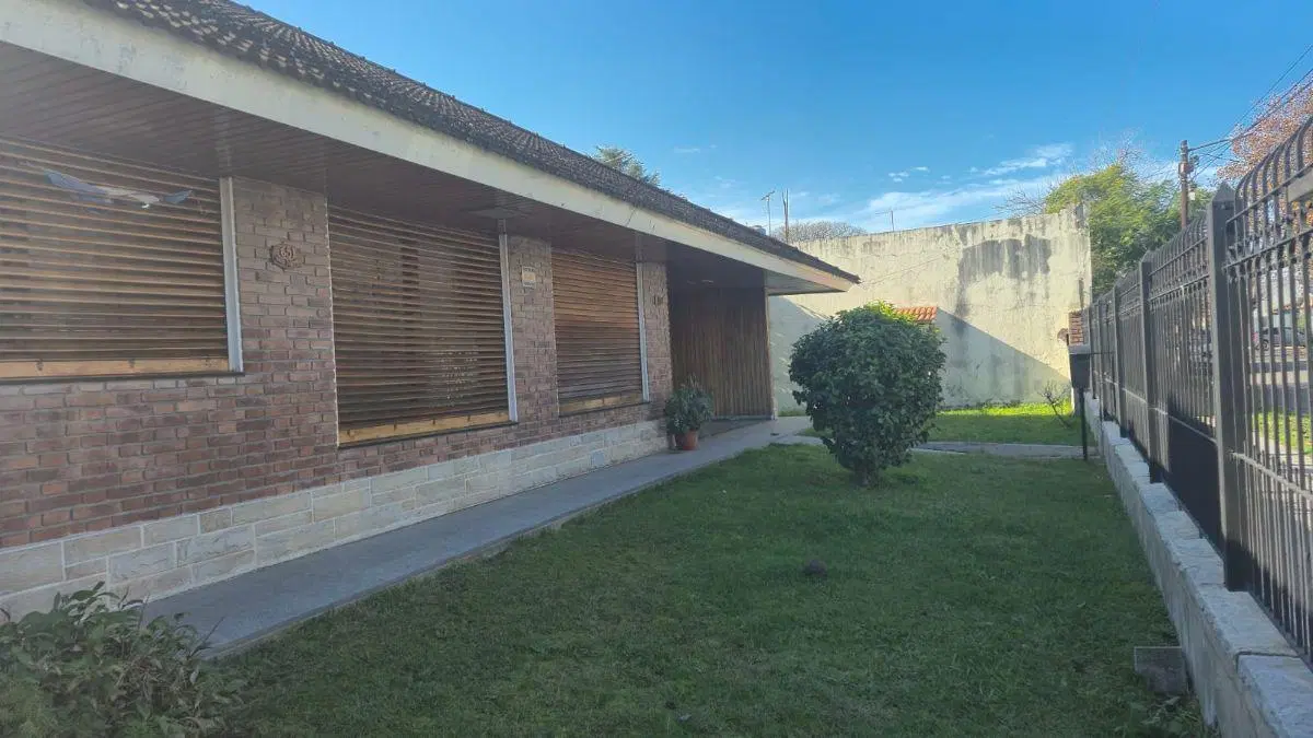 VENTA CASA 5 AMBIENTES. BURZACO LOTE 500 M² 1