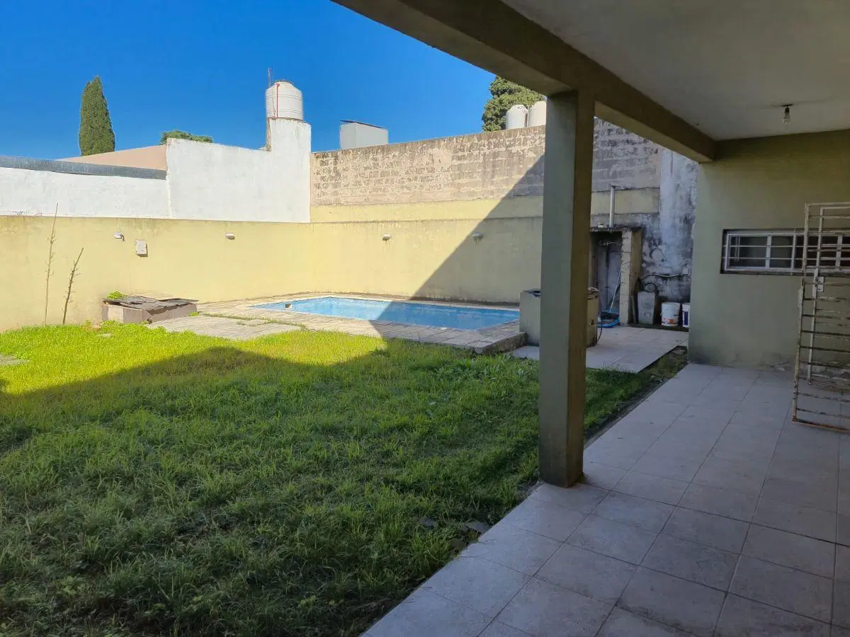 VENTA CASA 4 AMBIENTES. LUIS GUILLON A RECICLAR 5