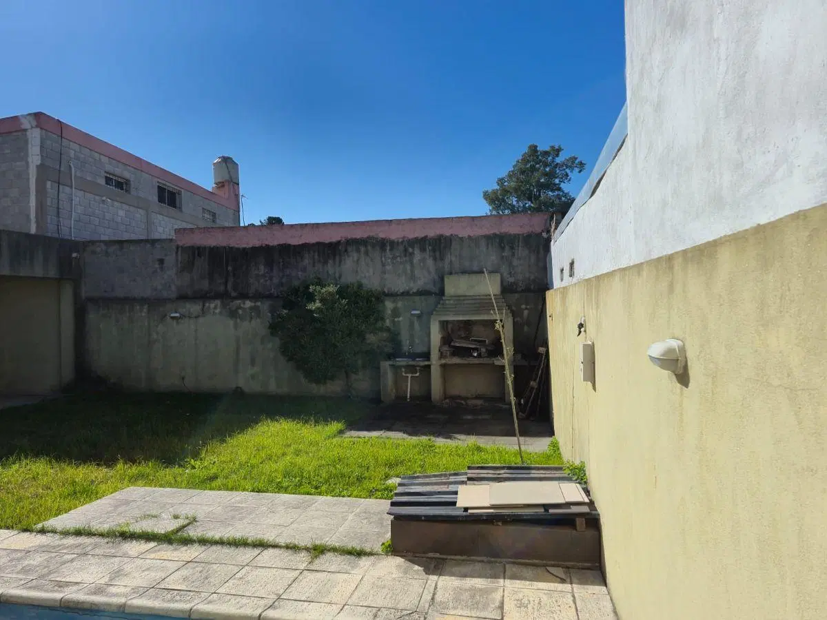 VENTA CASA 4 AMBIENTES. LUIS GUILLON A RECICLAR 1
