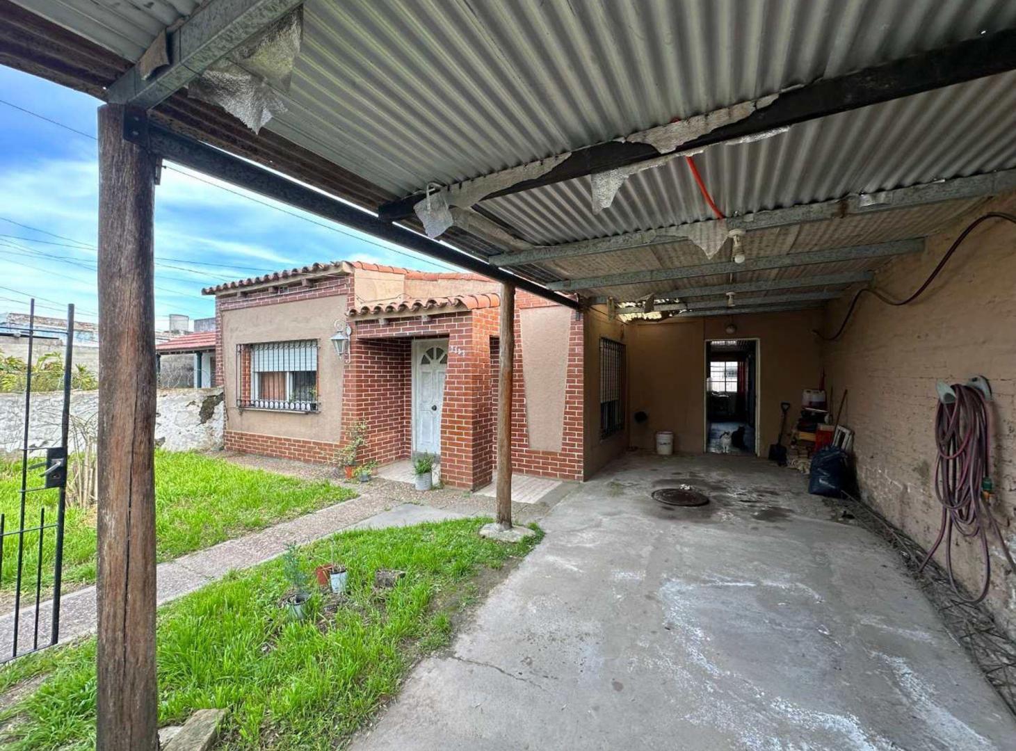 Foto de VENTA CASA 3 AMBIENTES LUJAN A REFACCIONAR, imagen 2