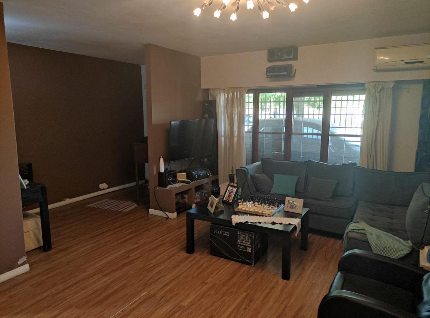 Foto de CASA VENTA LUIS GUILLON 4 DORMITORIOS PILETA, imagen 3