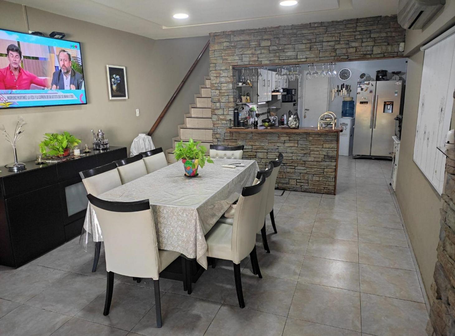 Foto de CASA VENTA LUIS GUILLON 4 DORMITORIOS PILETA, imagen 1