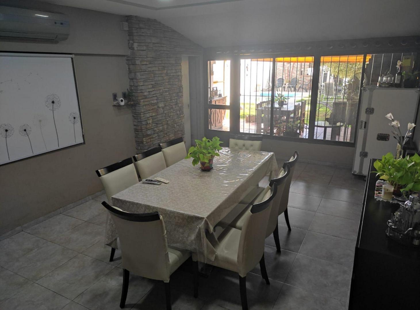 Foto de CASA VENTA LUIS GUILLON 4 DORMITORIOS PILETA, imagen 2