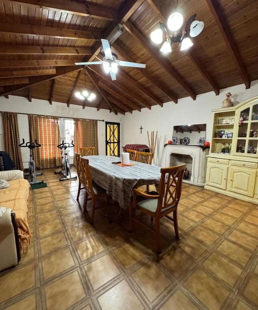 CHALET 6 AMBIENTES Y AMPLIO PARQUE 1