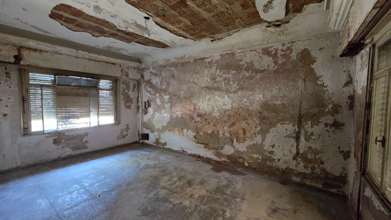 VENTA CASA 5 AMB. CON COCHERA, PATIO Y TERRAZA A REFACCIONAR