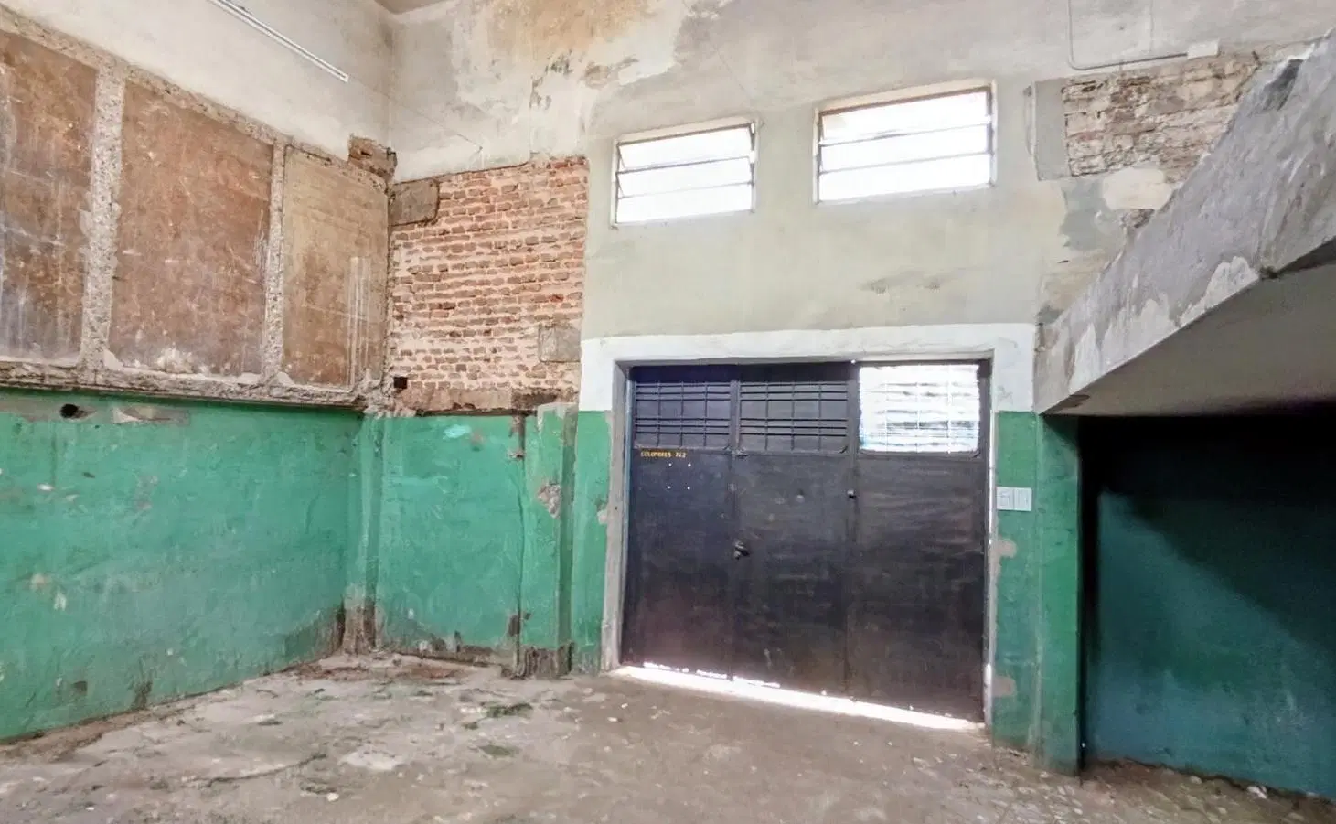 Galpón con potencial para taller, depósito, lavadero, etc... | dos ingresos | circulación interna 8