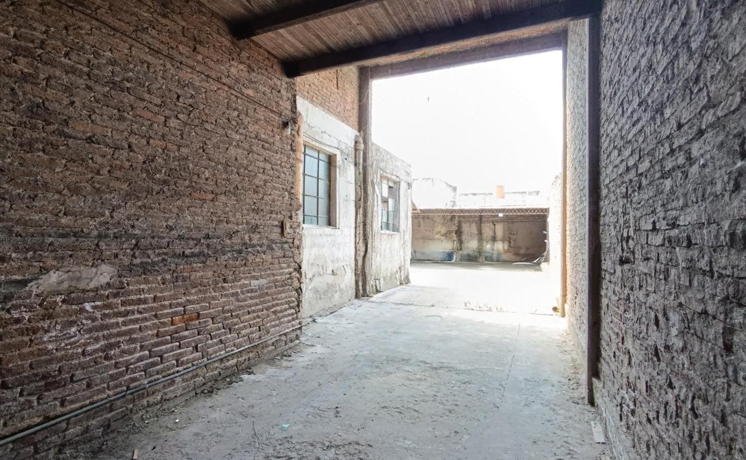 Galpón con potencial para taller, depósito, lavadero, etc... | dos ingresos | circulación interna