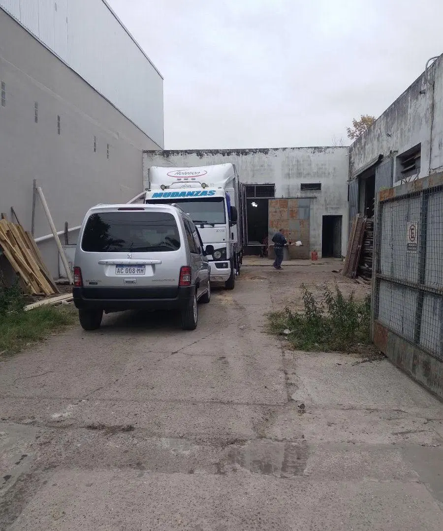 ATENCION,SE ALQUILA GRAN DEPOSITO CON OFICINAS Y BAÑO 4