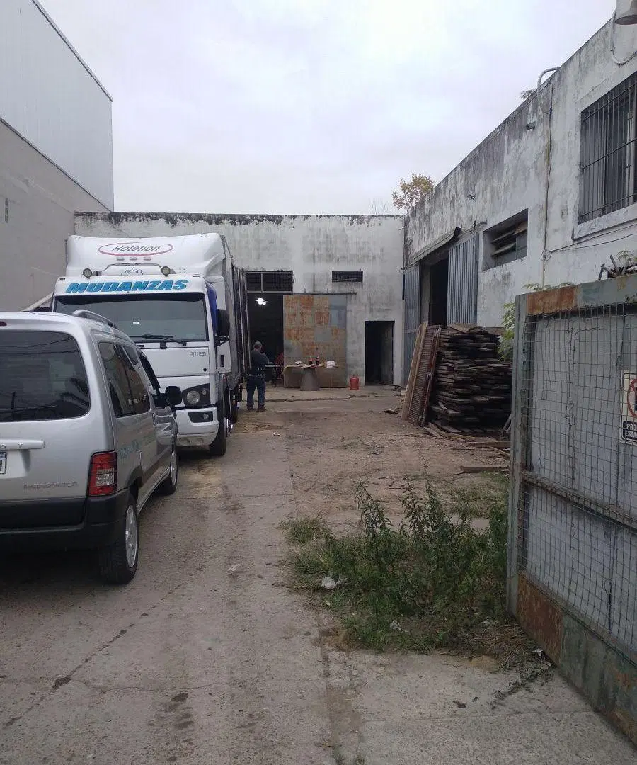 ATENCION,SE ALQUILA GRAN DEPOSITO CON OFICINAS Y BAÑO 5