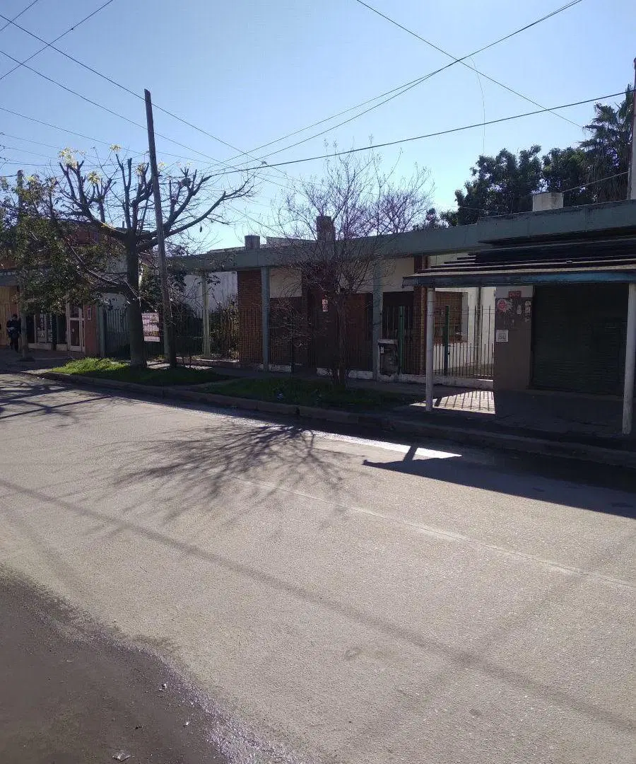 SE VENDE HERMOSA PROPIEDAD,,2 casas y local,,lote De 20m x 20m 1