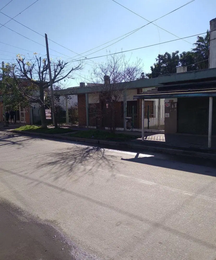SE VENDE HERMOSA PROPIEDAD,,2 casas y local,,lote De 20m x 20m 4