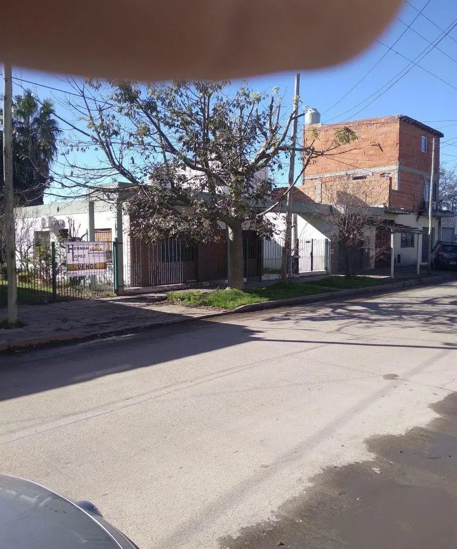 SE VENDE HERMOSA PROPIEDAD,,2 casas y local,,lote De 20m x 20m 2