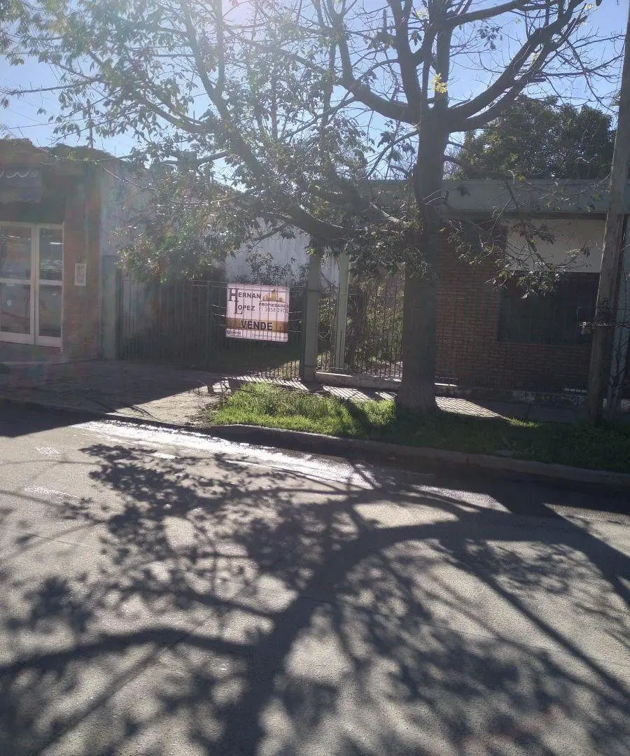 SE VENDE HERMOSA PROPIEDAD,,2 casas y local,,lote De 20m x 20m 8