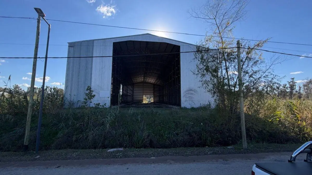 EXCELENTE GALPON DE 2000M² SOBRE LOTE DE 10.000M²,,EN VILLA LA ÑATA 3