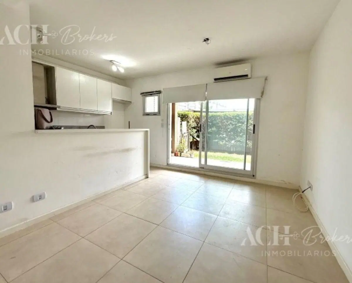 SE VENDE HERMOSO DEPARTAMENTO CON JARDIN,,PLATA BAJA,2 AMBIENTES 5