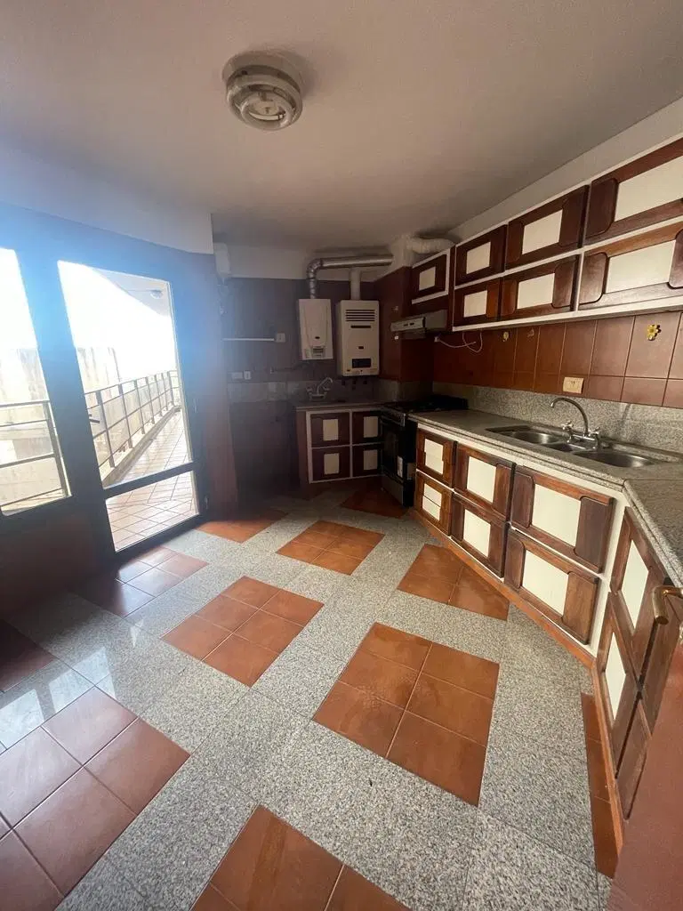 Venta de piso 3 dorm en Nueva Cba sobre Lugones. 2
