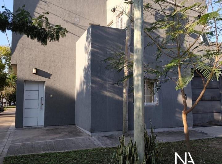 Duplex con 3 habitaciones, 2 baños y garage. 1