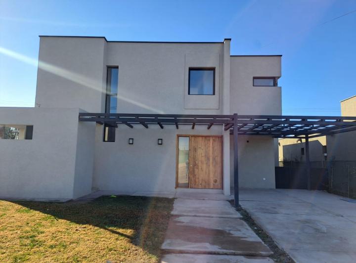 Luminosa Casa a la Venta en Barrio Acacias de Terrada 3