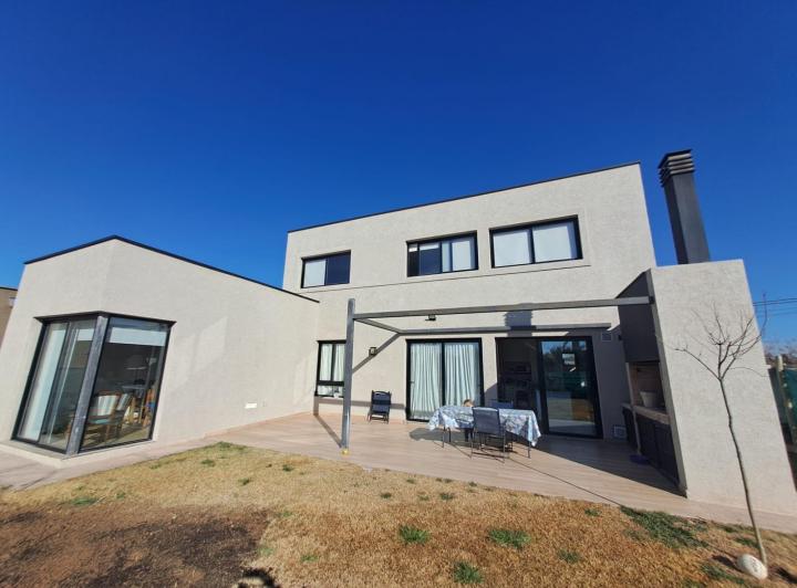 Luminosa Casa a la Venta en Barrio Acacias de Terrada 5