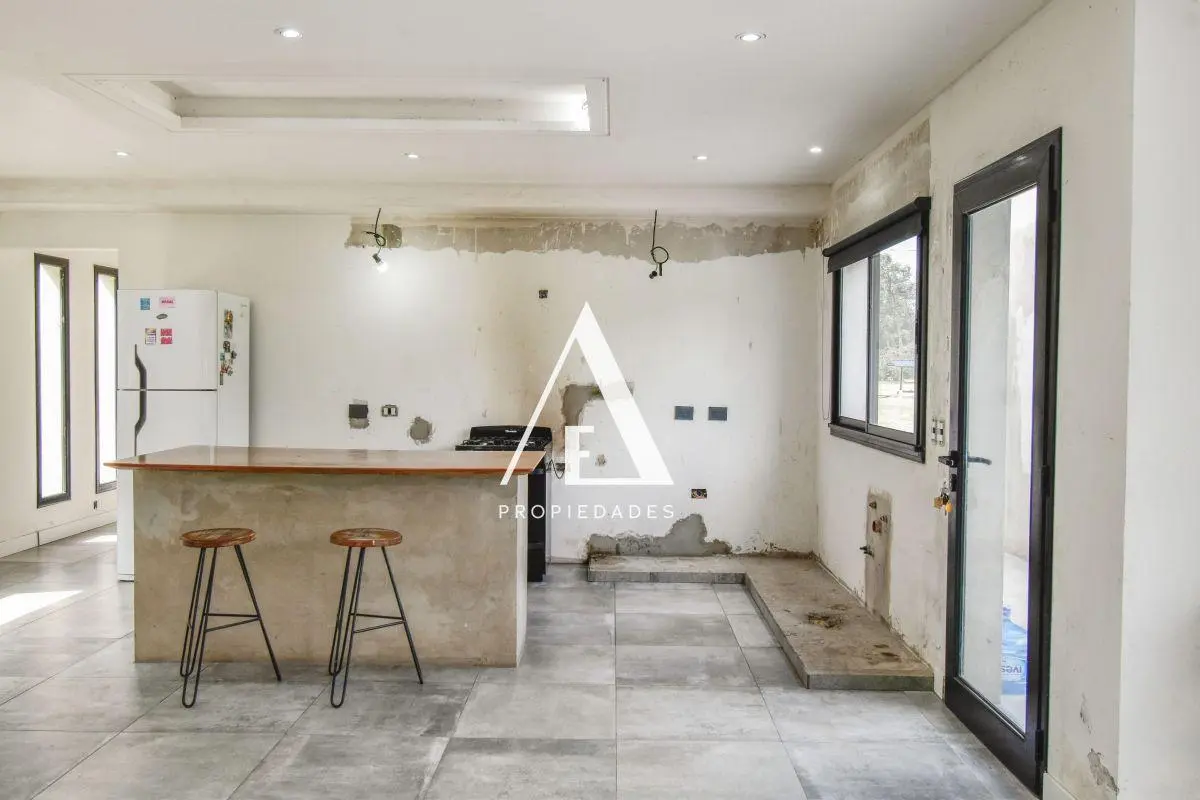 Casa 4 ambientes con piscina a terminar en lote de 2437m2 - Parque Las Naciones, Guernica 5