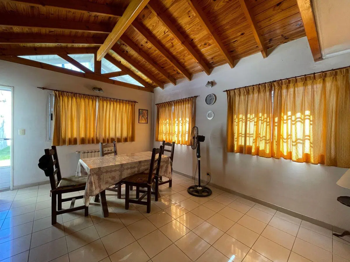 CASA 4 AMBIENTES EN VENTA CON AMPLIO PARQUE - LLAVALLOL 2