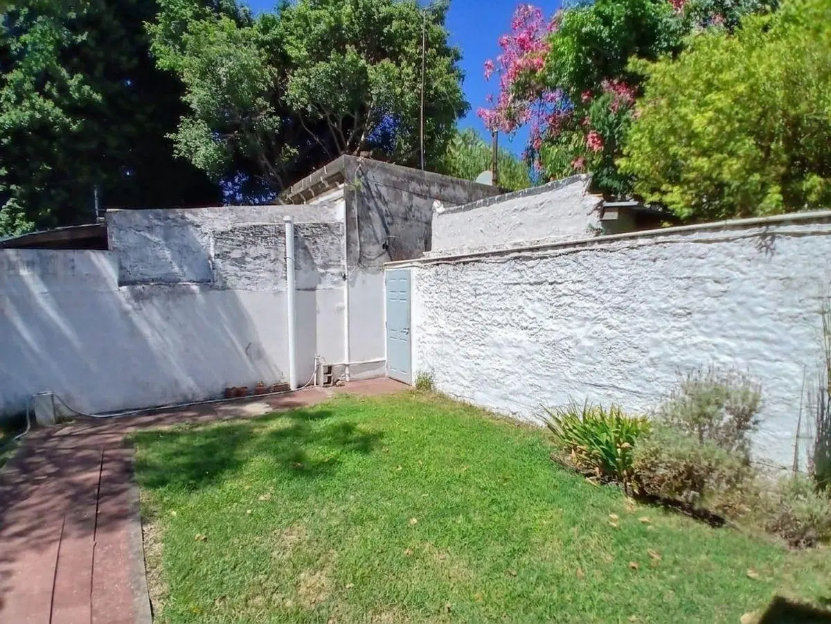 Casa De 350m2 Con 3 Amb. Y Gran Parque 2