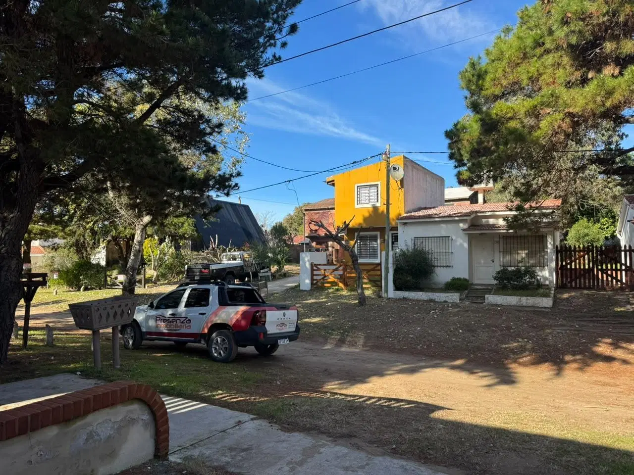 HERMOSO TRIPLEX AL FRENTE EN VENTA EN MAR DEL TUYU CON QUINCHO 2