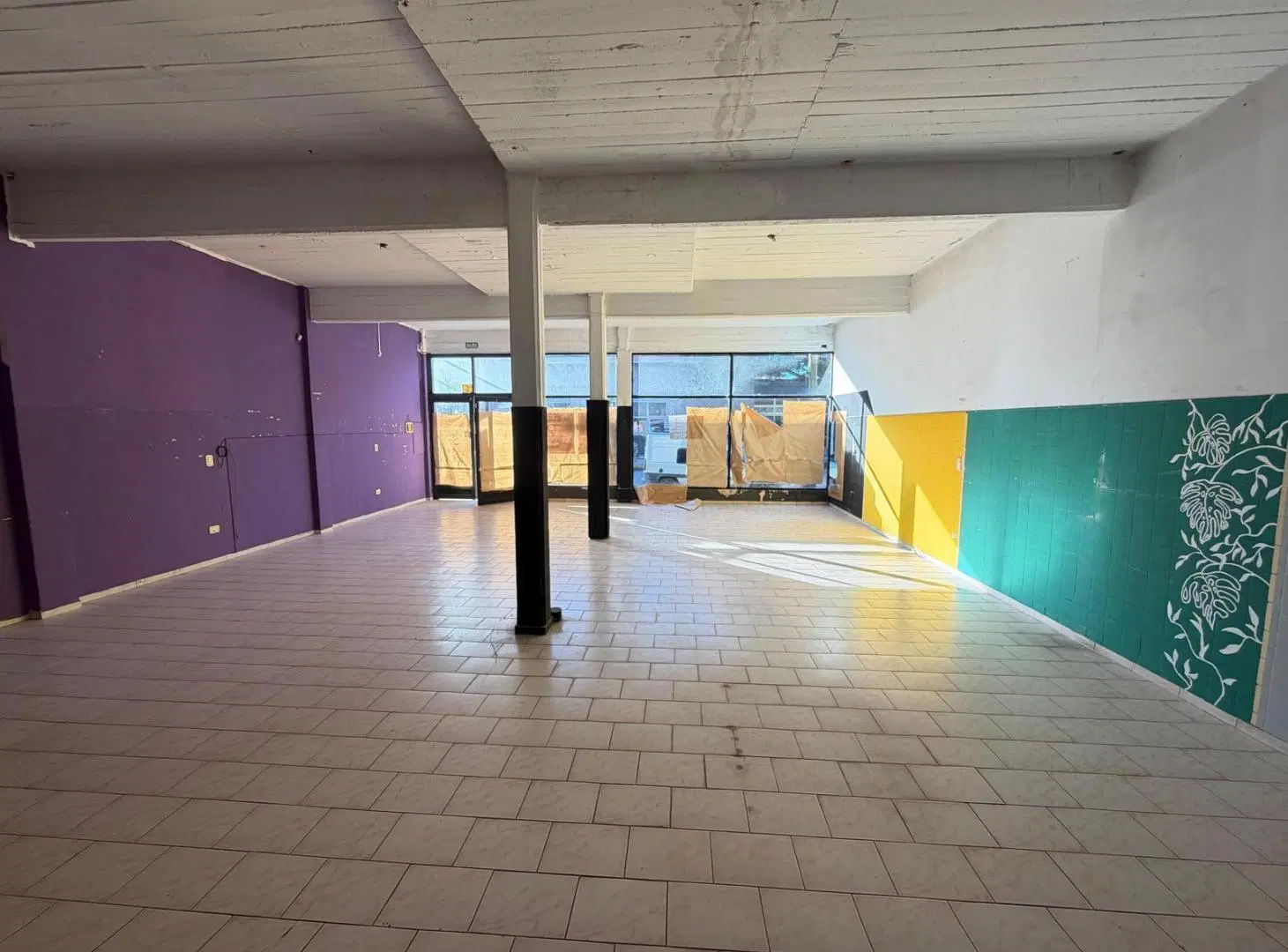 AMPLIO LOCAL EN VENTA EN MAR DEL TUYU SOBRE ZONA CENTRICA 8