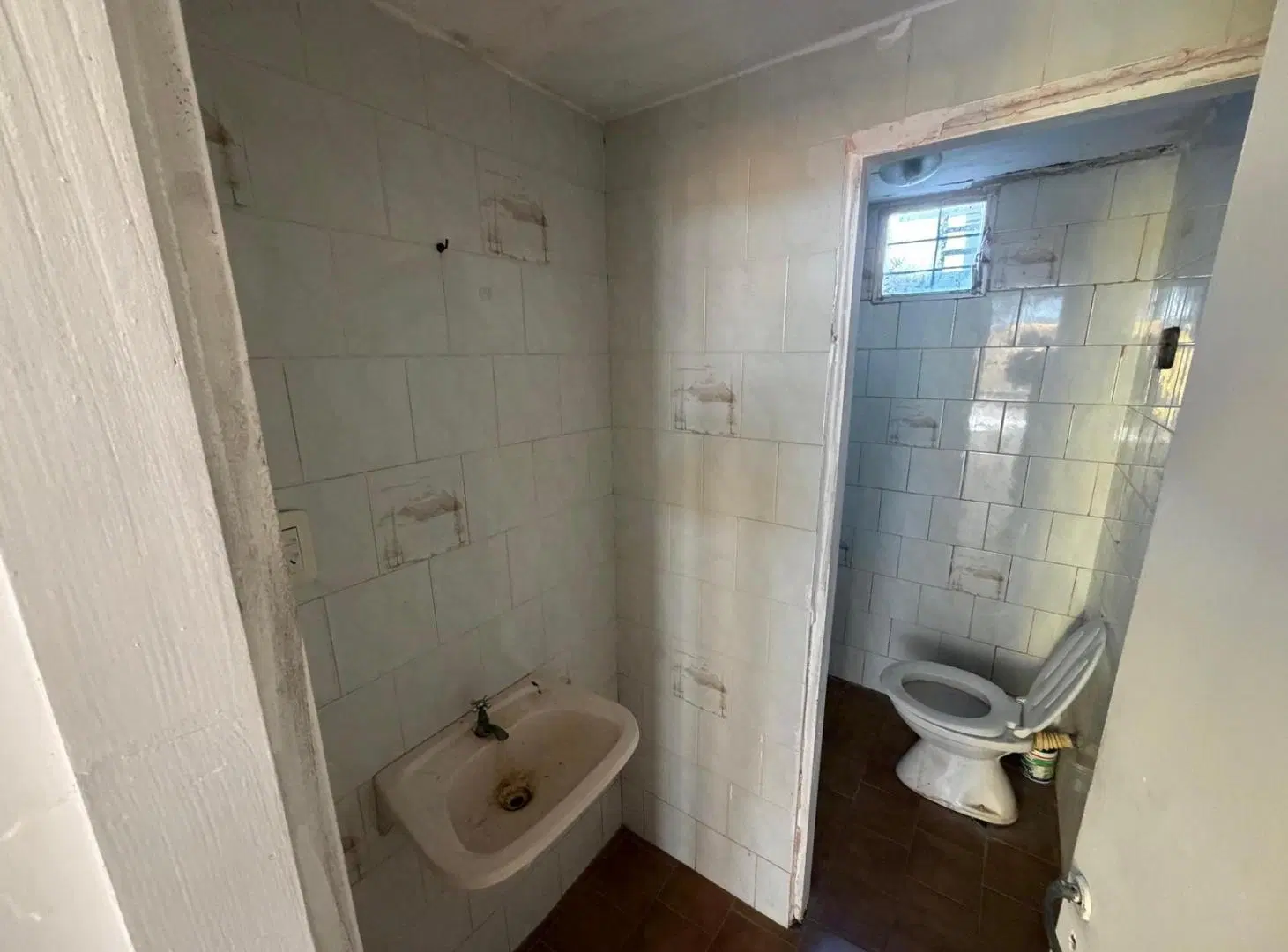 AMPLIO LOCAL EN VENTA EN MAR DEL TUYU SOBRE ZONA CENTRICA 4