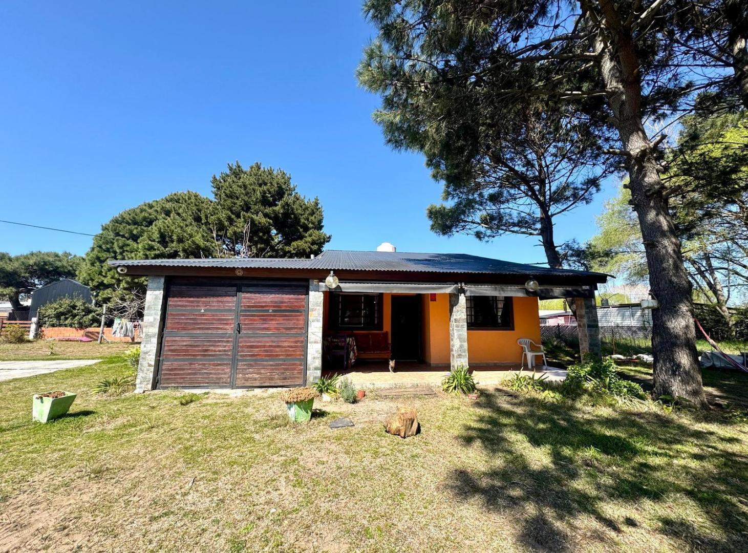 Foto de CASA SOLA EN LOTE EN VENTA EN MAR DEL TUYU CON AMPLIO JARDIN, imagen 1