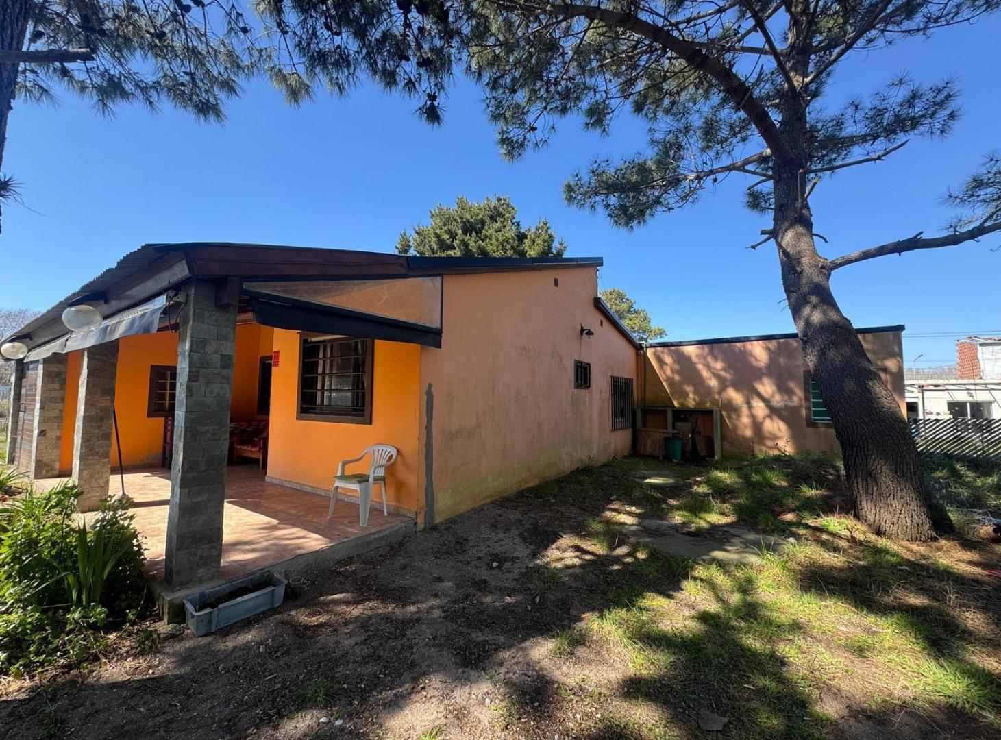 Foto de CASA SOLA EN LOTE EN VENTA EN MAR DEL TUYU CON AMPLIO JARDIN, imagen 2