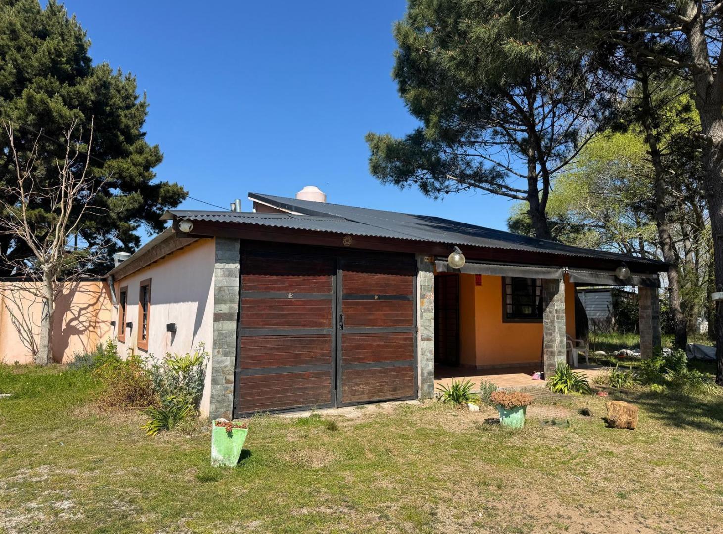 CASA SOLA EN LOTE EN VENTA EN MAR DEL TUYU CON AMPLIO JARDIN