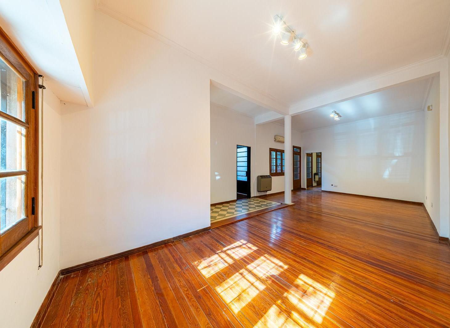 Foto de Casa de 3 dormitorios con cochera, patio y terraza, imagen 3