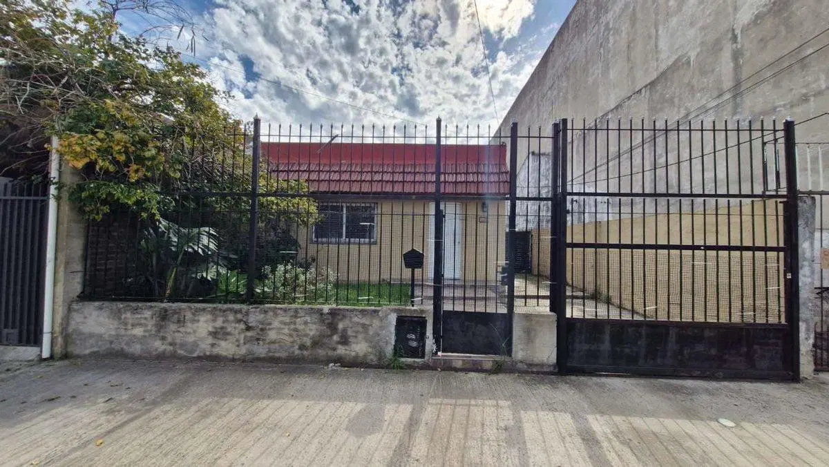 casa en alquiler 3 ambientes con parque en Lanus O 2