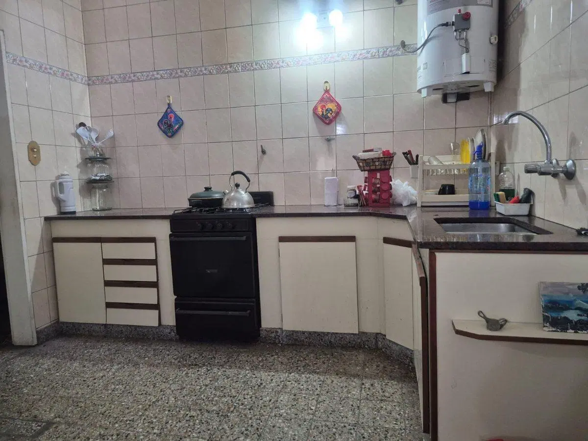 VENTA CASA EN BLOCK L. DE ZAMORA. APTA 2 FAMILIAS 4