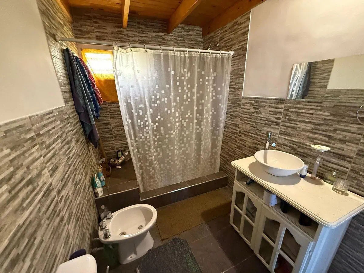 CASA EN VENTA CON PARQUE Y PILETA 3